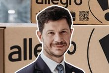 Marcin Kuśmierz na tle przesyłek z Allegro, fot. mat. prasowe
