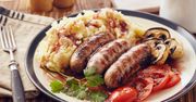 Biała kiełbasa gotowana w piwie