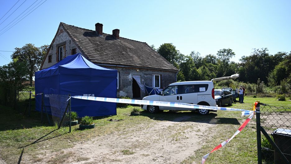 dom
Czerniki (woj. pomorskie), 16.09.2023. Miejsce, w kt�rym odkryto cia�a trzech noworodk�w w piwnicy domu w Czernikach w gminie Stara Kiszewa na Kaszubach, 16 bm. (aldg) PAP/Adam War�awa
*** Zdj�cie do depeszy PAP pt. "Pomorskie/ Zarzuty zab�jstwa dla 20-latki z Kaszub; policja odkry�a cia�o trzeciego noworodka" ***
Adam War�awa
cia�, cia�a, domu, dzieci, noworodk�w, piwnicy, trzech, ukryte, zw�oki