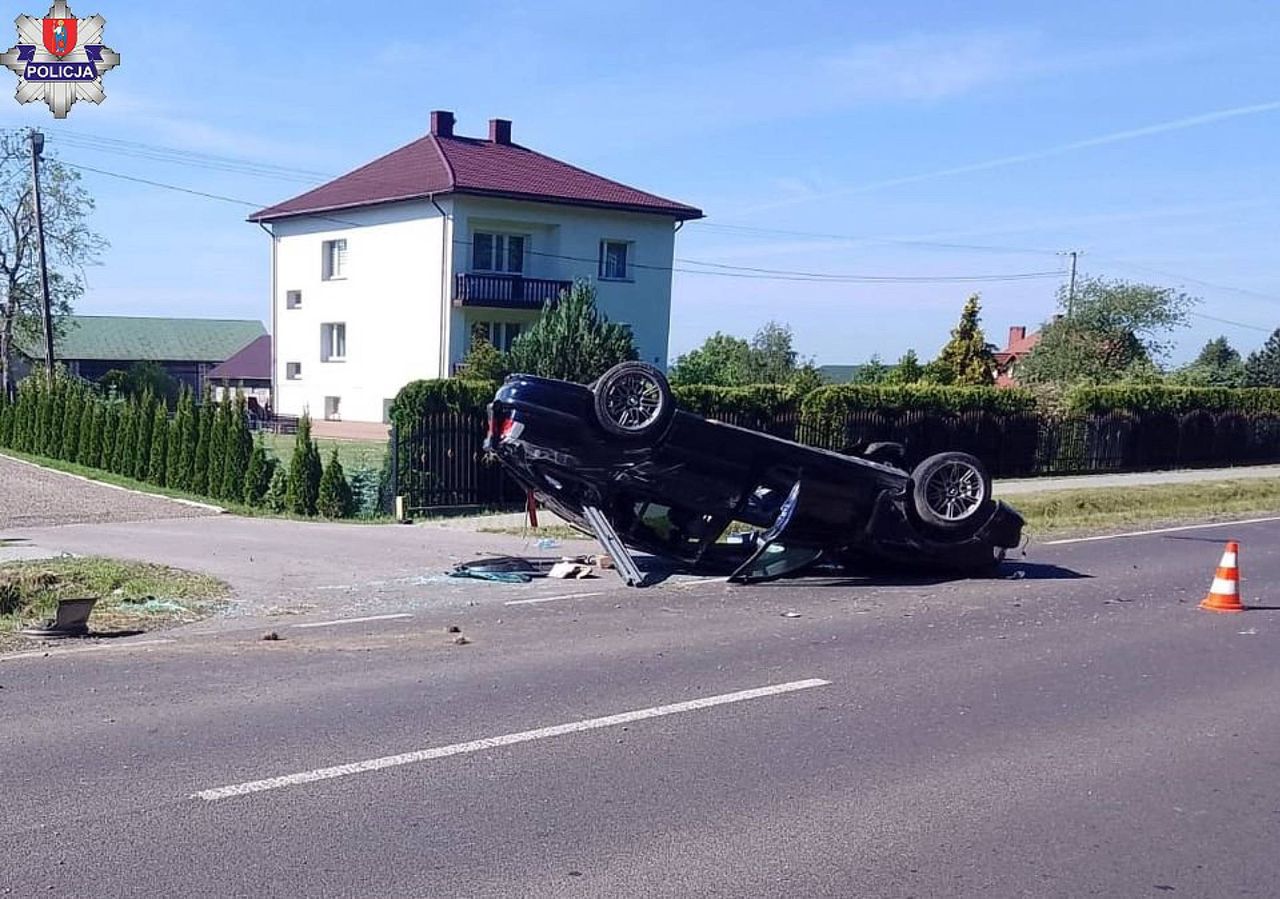 BMW zderzyło się z audi. Skończyło na dachu