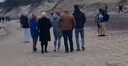 Sceny nad Bałtykiem. Ruszyli na plażę. Mieli konkretny powód