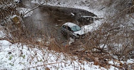 Samochód dachował i wpadł do rzeki. Ogromna akcja w sobotni poranek