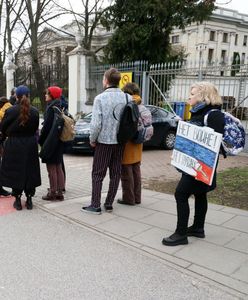 "W samo południe przeciwko Putinowi" w Warszawie. Nagranie sprzed ambasady