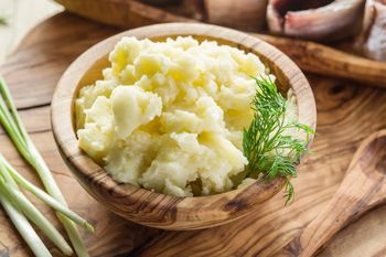 Ugotuj selera i zblenduj na gładką masę. Zmień nudne warzywo w wykwintne purée