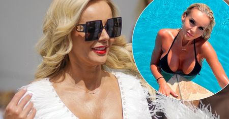 Monika Chwajoł z "Królowych życia" kusi w skąpym bikini. Jeden z fanów wytknął jej sztuczność