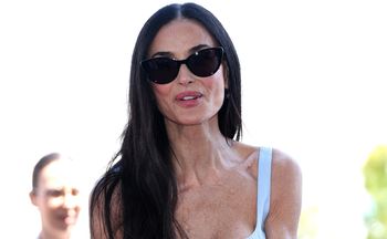 Demi Moore w najmodniejszym kolorze sezonu. Lodowy błękit podbija salony