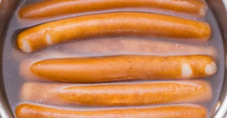 Są w Lidlu i Biedronce. Oto najlepsze parówki