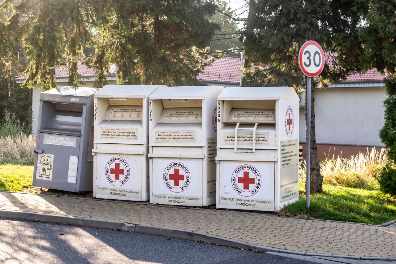 Znikają kontenery PCK. Co zrobić z niepotrzebną odzieżą?