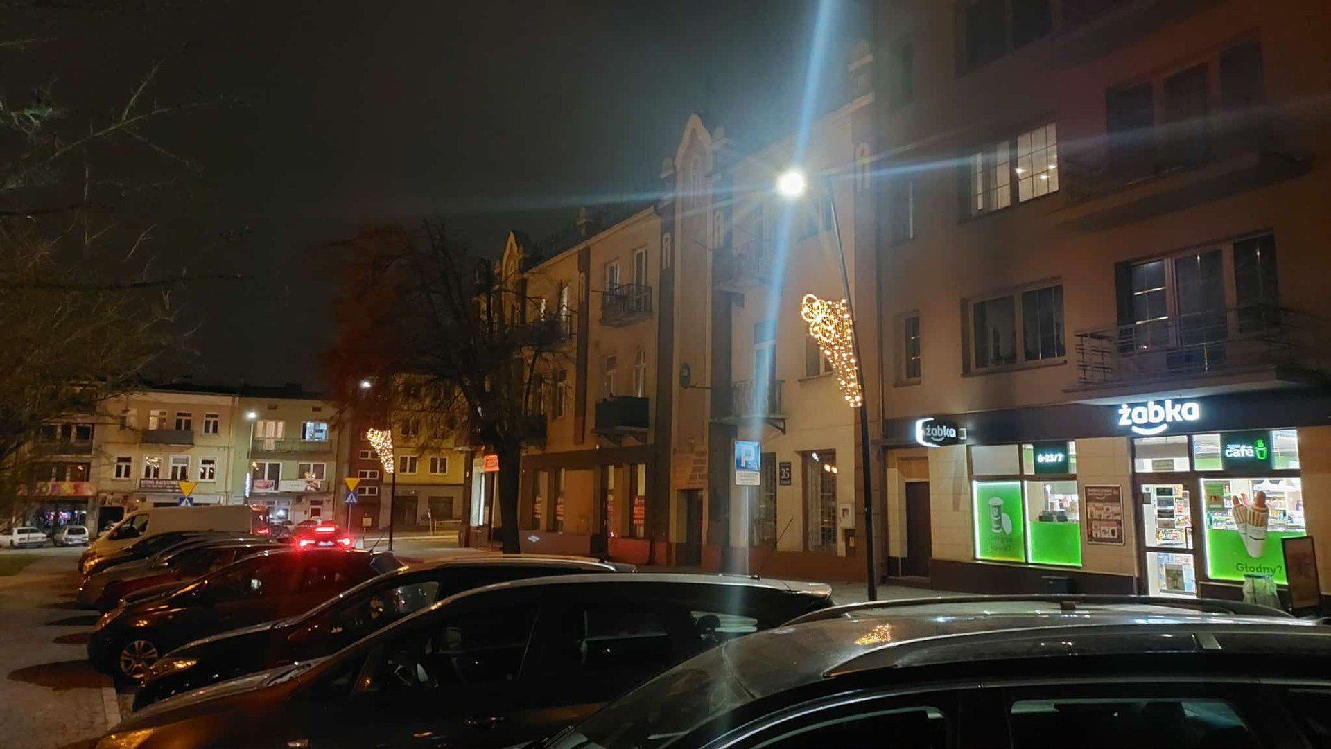 Przy latarniach zostały powieszone już iluminacje