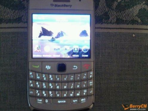 Nadchodzący BlackBerry 9780 cały w bieli 1