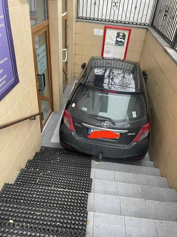 Zostawił auto na parkingu. Samochód stoczył się po schodach