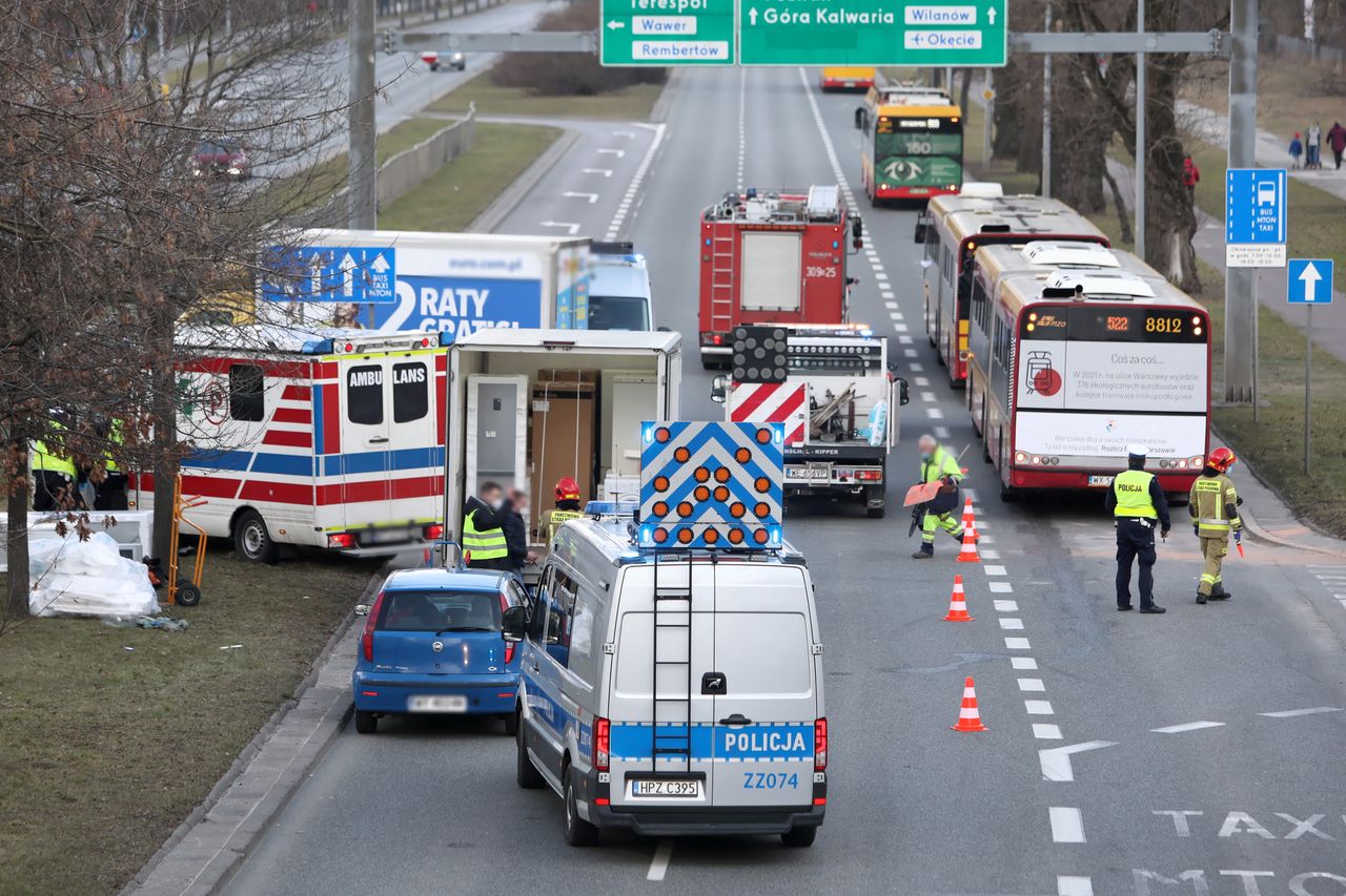 Warszawa. Karetka zderzyła się z autem dostawczym. Duże utrudnienia dla kierowców 