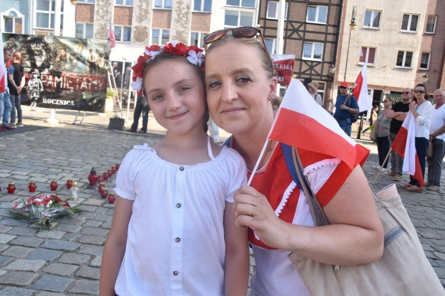 W zeszłym roku 1 sierpnia o 17.00 na Starym Rynku było około sto osób.