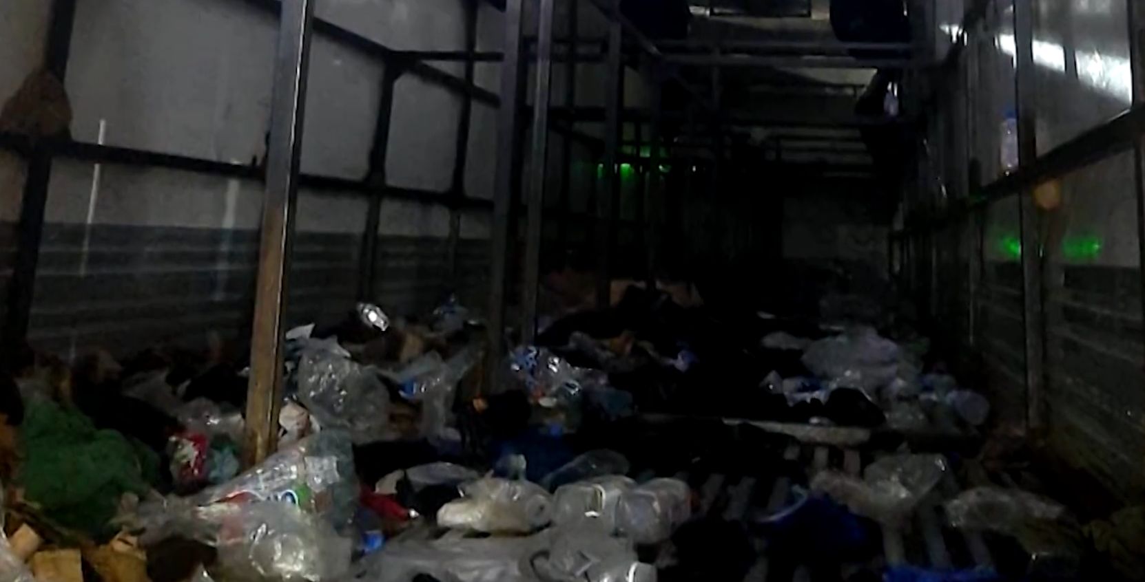 Wnętrze przyczepy, w której znajdowali się migranci