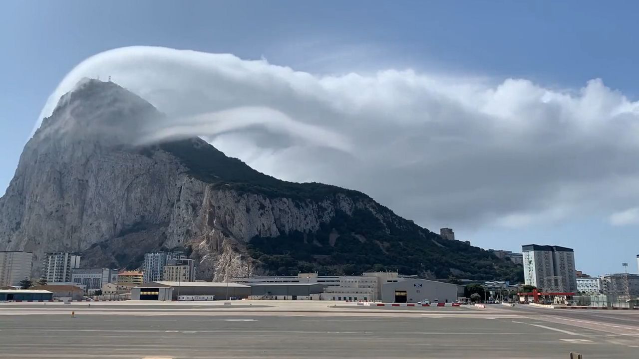 "Podniebny wodospad" na Gibraltarze. Zdjęcia pokazują niezwykły moment