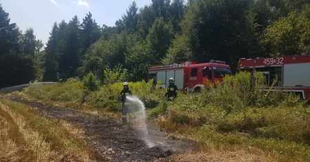 Pożar słomy po kombajnie w miejscowości Okół