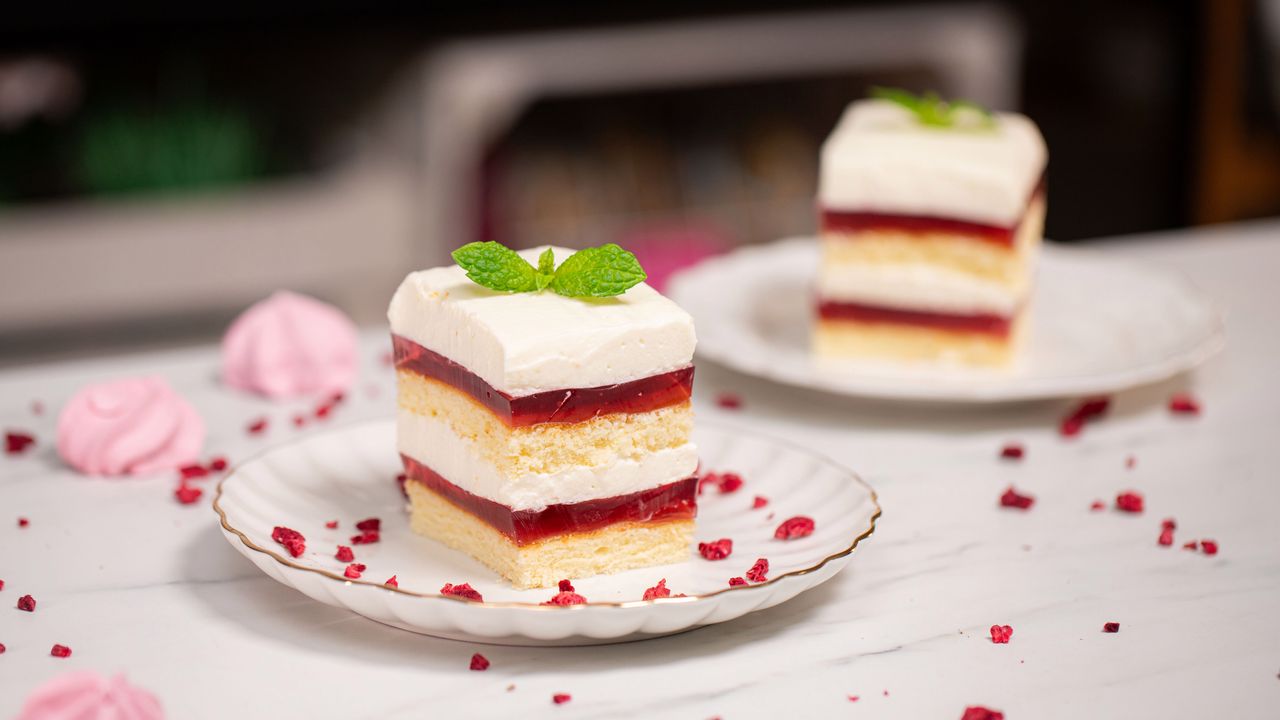 Biało-czerwone ciasto lepsze niż z cukierni. Pyszna galaretka, delikatny biszkopt