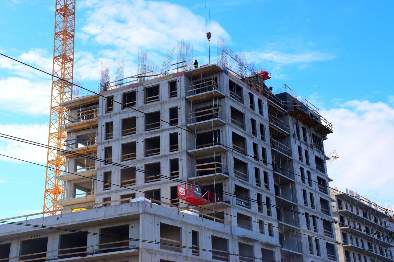 Lokum Deweloper z kwartalną stratą, ale utrzymuje tempo inwestycji