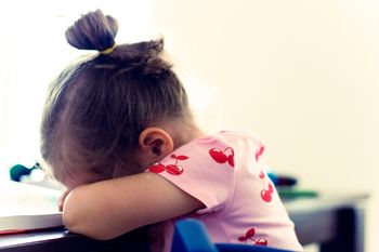 Matka znęcała się nad 2-letnią córką. "Teraz wiemy, że rozprawiała się z nią"