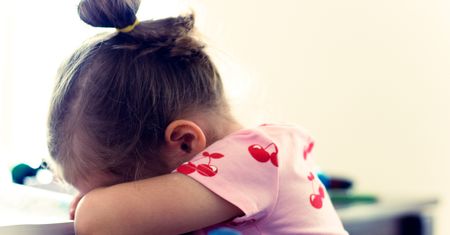 Matka znęcała się nad 2-letnią córką. "Teraz wiemy, że rozprawiała się z nią"