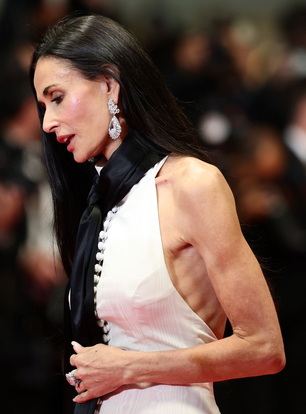 Demi Moore eksponuje żebra na festiwalu w Cannes
