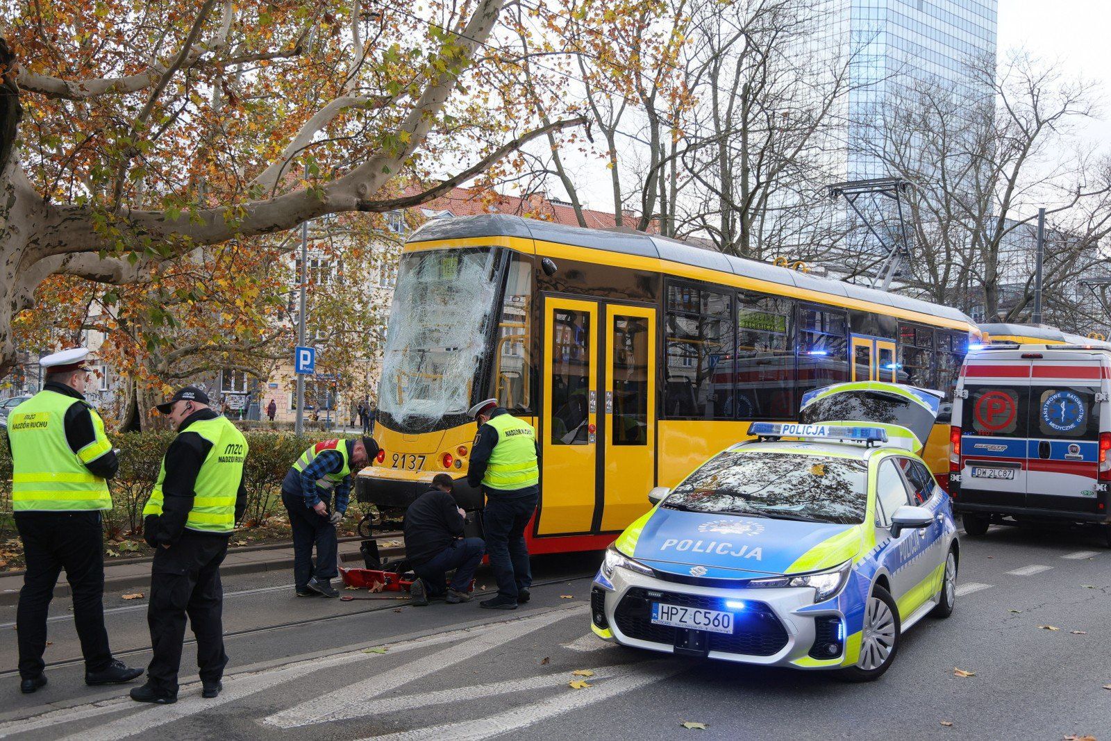 Kolizja dwóch tramwajów i autobusu w alei &#34;Solidarności&#34;