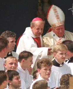 Jan Paweł II i kard. Dziwisz w raporcie Watykanu
