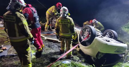 Przebił barierkę na moście i dachował w wodzie. Uratowała go jedna rzecz