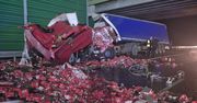 S7: Ciężarówka uderzyła w barierki. Na drogę wypadły setki puszek z piwem. Droga zablokowana