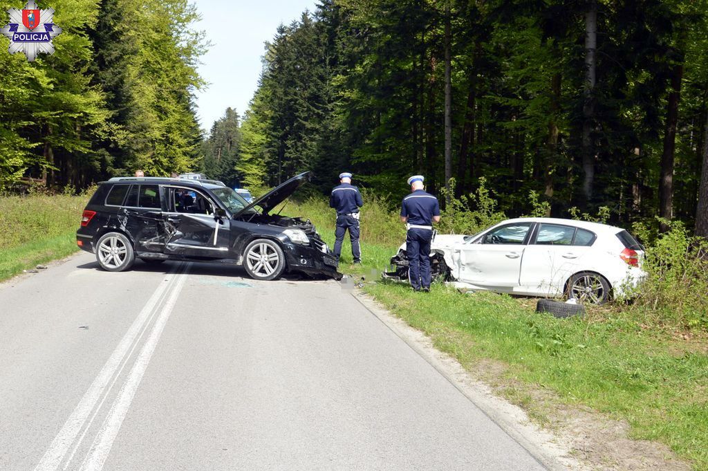 Fot. Policja  62-latek w mercedesie wyprzedzał betoniarkę jadącą pod górkę