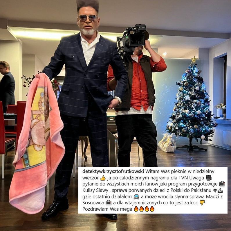 Krzysztof Rutkowski pozuje z kocykiem małej Madzi, 2022 rok