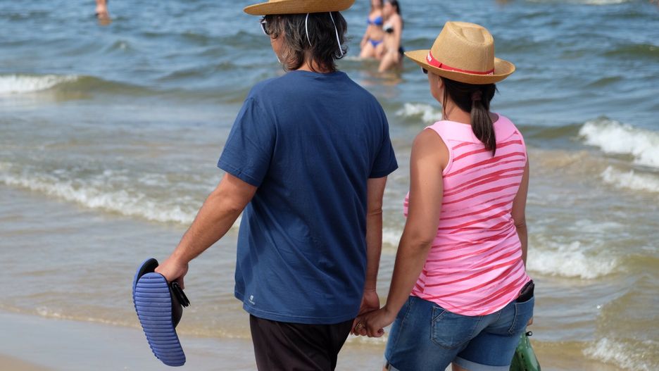 para spaceruje po plaży