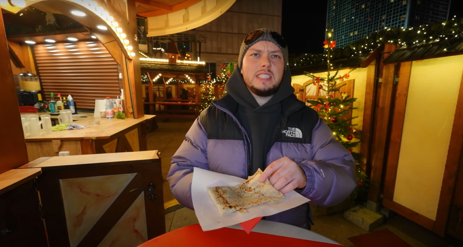 Książulo testuje naleśnika na jarmarku świątecznym w Berlinie