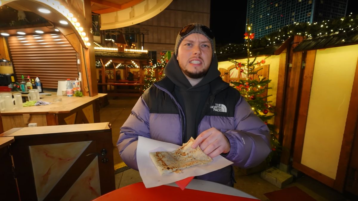 Książulo testuje naleśnika na jarmarku świątecznym w Berlinie