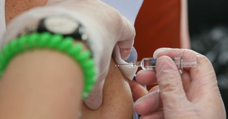 Sondaż. Coraz więcej Polaków chce się szczepić. Socjolog podaje przyczynę