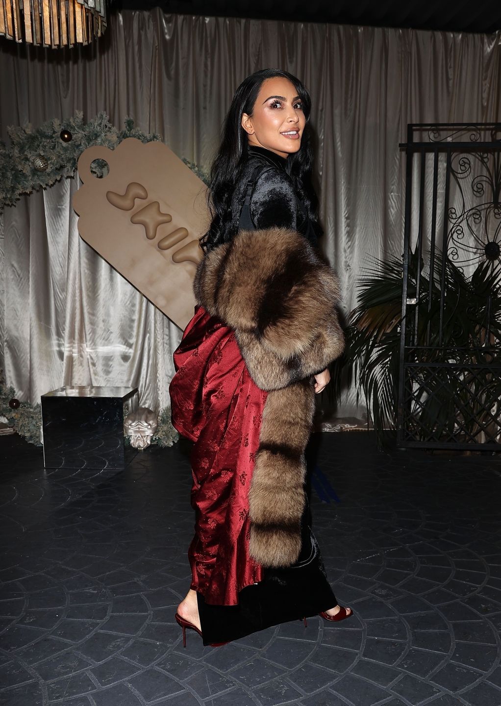 Kim Kardashian pędzi na świąteczne spotkanie