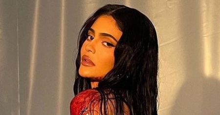 Kylie Jenner CAŁA WE "KRWI" wygina się w sesji promującej kosmetyki. Fani zniesmaczeni: "TO JEST OBRZYDLIWE" (ZDJĘCIA)