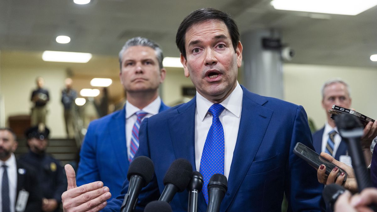 US Secretary of State Marco Rubio (C), alongside Secretary of Defense Pete Hegseth (L), speaks to reporters after briefing US Senators about the capture of Venezuelan President Nicolas Maduro in the US Capitol in Washington, DC, USA, 07 January 2026. After briefing the Senators, Trump administration officials are expected to brief House lawmakers. EPA/JIM LO SCALZO Dostawca: PAP/EPA.