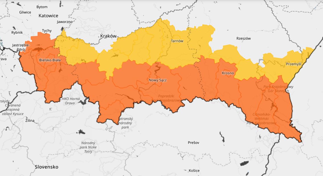 Ostrzeżenia drugiego stopnia o silnym wietrze (oznaczone kolorem pomarańczowym). Na żółto ostrzeżenia pierwszego stopnia