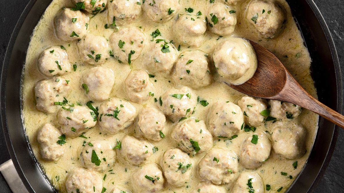 Zobacz przepis na pulpety z białej kiełbasy