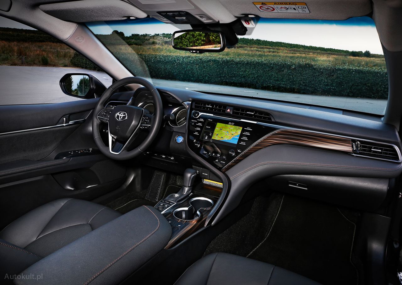 Wnętrze prezentuje się nowocześnie, ale jakością nie zagraża jeszcze klasie premium (fot. Toyota)