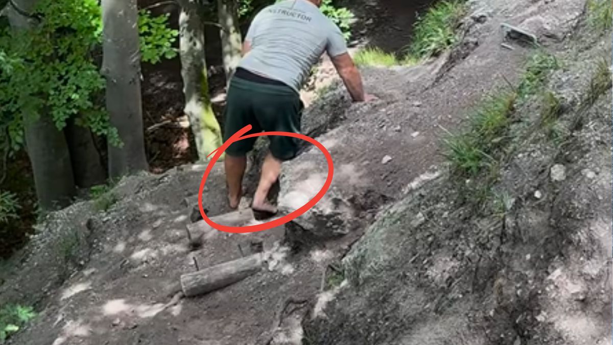 Mężczyzna boso schodził ze szlaku  