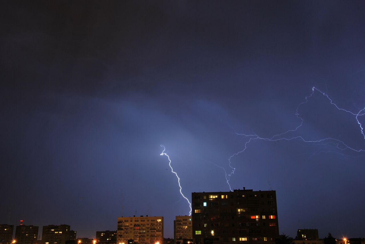 Burza nad Warszawą. Zakłócenia w pracy lotniska Chopina