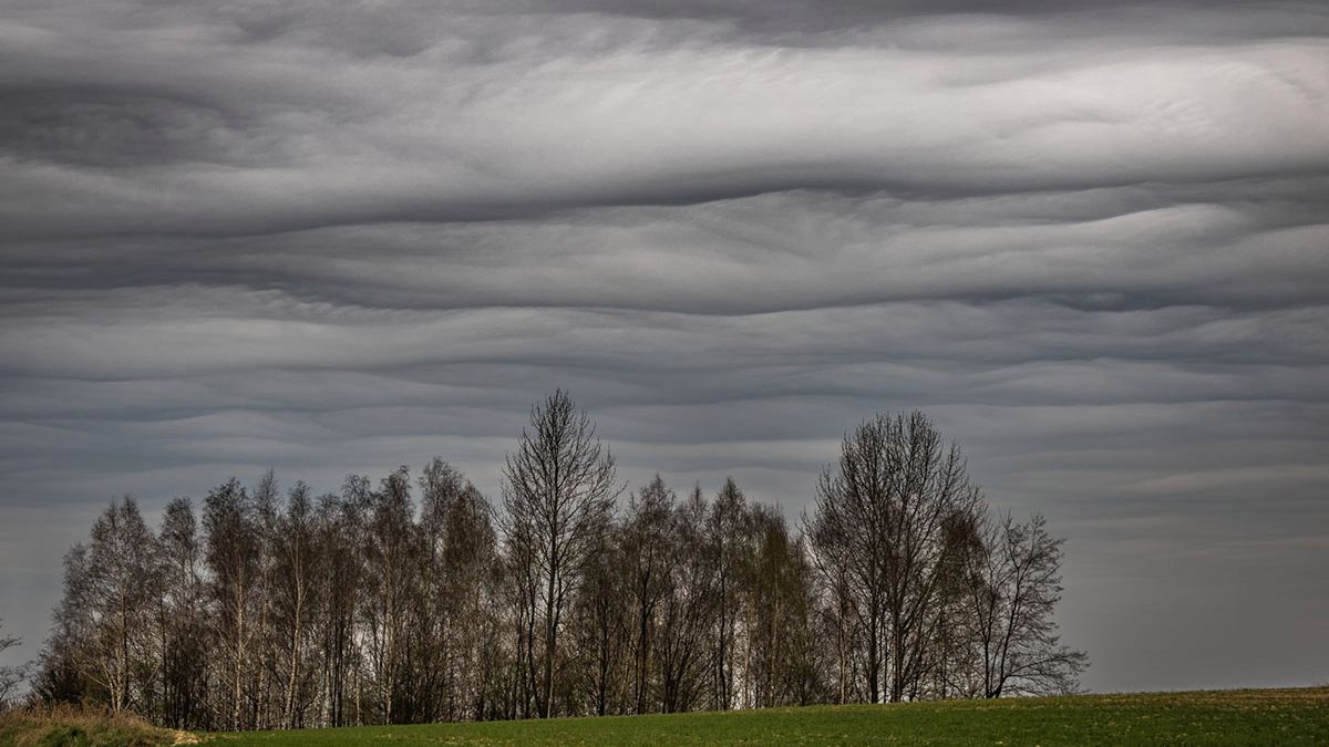 Witold Ochał sfotografował w Polsce nowy gatunek chmur - Asperitas 1