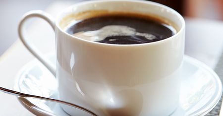Wystarczy 1 łyżeczka. Dodaj do kawy, a szybciej pozbędziesz się krępujących boczków