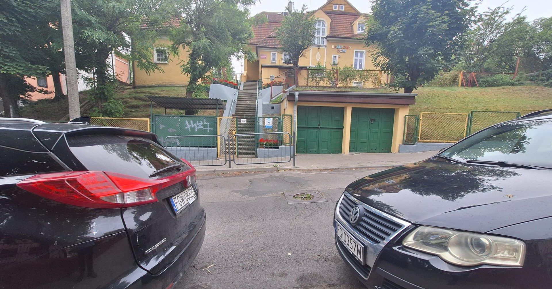 Miejsca parkingowe &#34;kiss &amp; ride&#34; powstaną po lewej stronie jednokierunkowej jezdni.