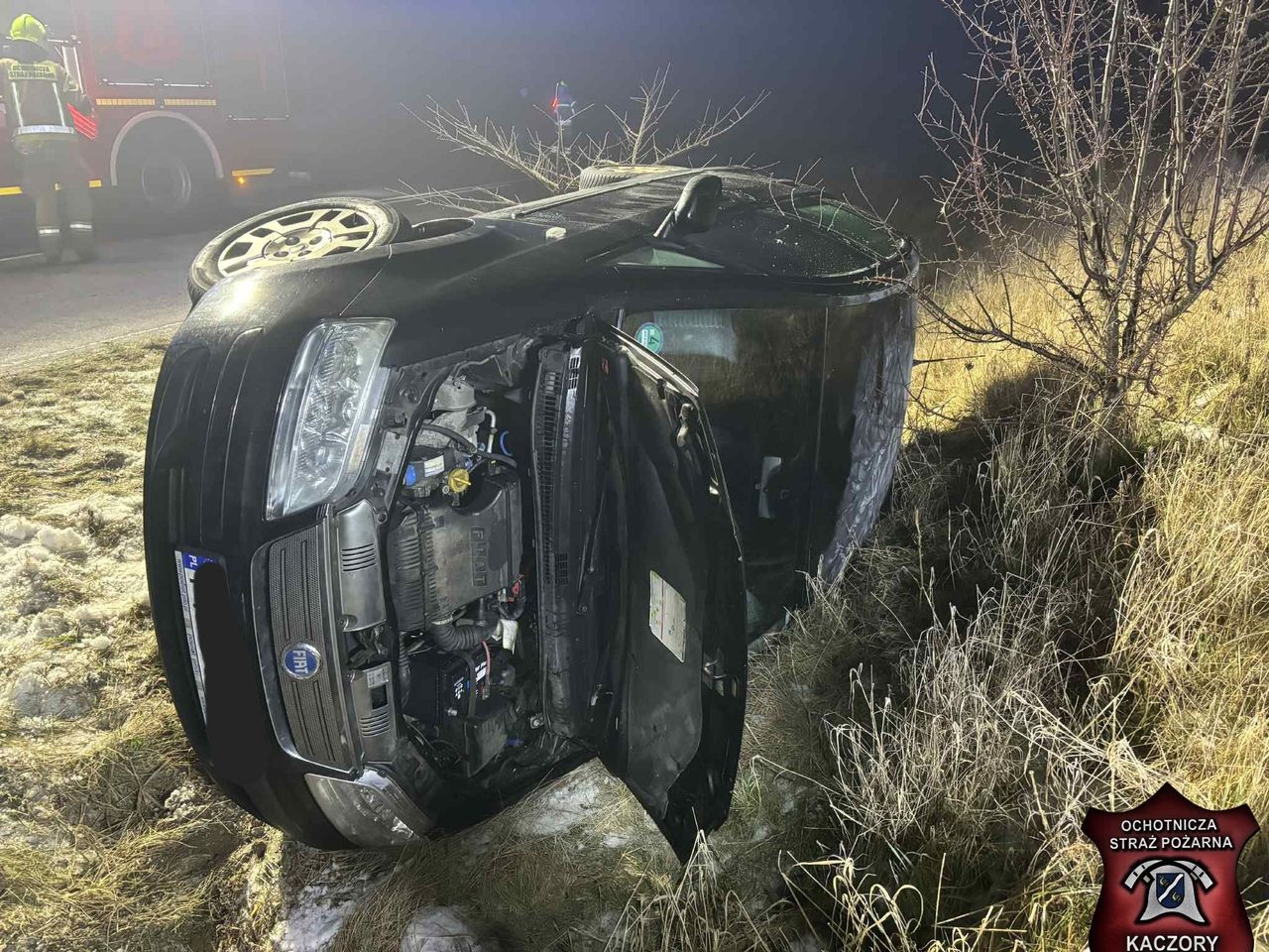 Kaczory: Dachowanie w rowie. Było ślisko...