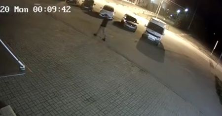 Niespodziewany atak. Szedł chodnikiem. Rzucił się na niego niedźwiedź
