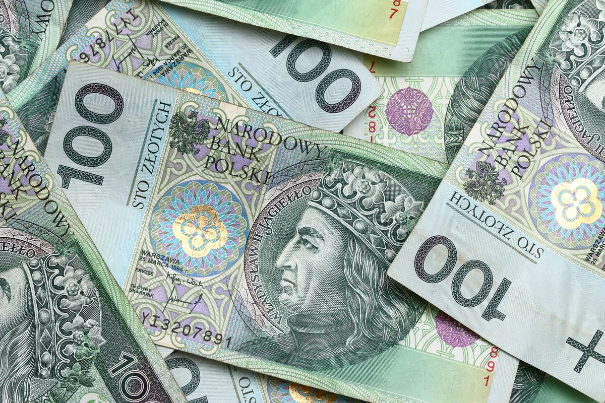 pieniądze, waluty, polski złoty, banknoty, 100 złotych, wypłata, pensja