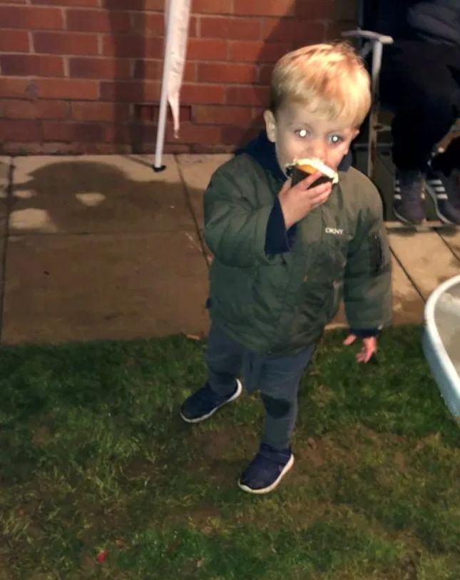 Oczy chłopca mają wyrazny oblask na zdjęciach (Facebook)